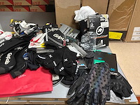 Partij skinfoil / gripgrab / supag sokken overschoenen en handschoenen - afbeelding 2 van  4