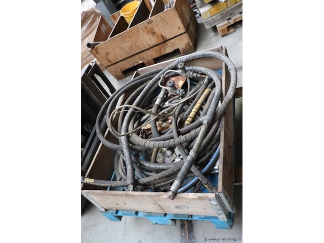 Partij slangen o.a. hansa-flex hydrauliekslang en 856 4sp 19 - afbeelding 1 van  8