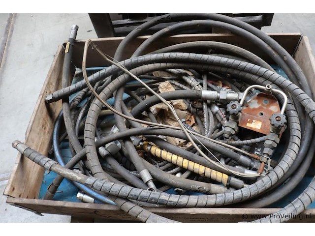 Partij slangen o.a. hansa-flex hydrauliekslang en 856 4sp 19 - afbeelding 2 van  8