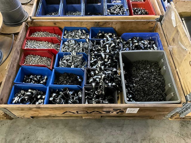 Partij slangklemmen en moeren - afbeelding 1 van  6