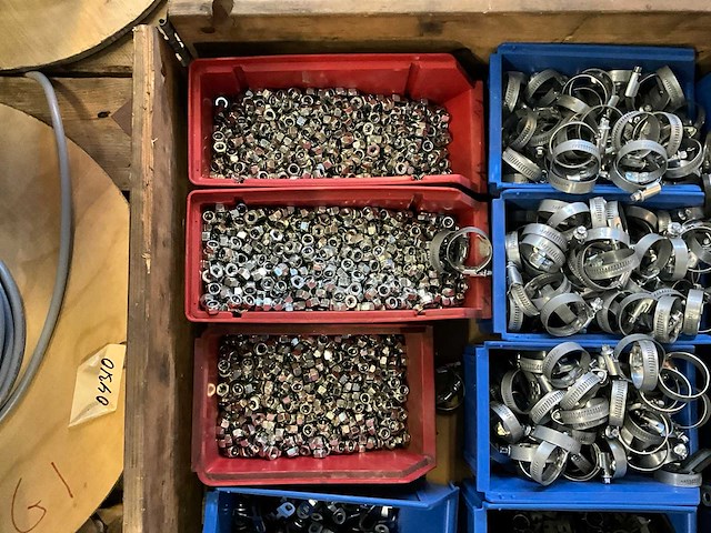 Partij slangklemmen en moeren - afbeelding 2 van  6