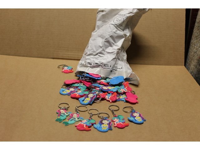 Partij sleutelhangers 25 stuks in krat g - afbeelding 2 van  5