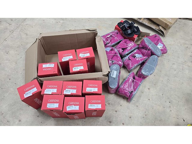 Partij sloffen en slippers - afbeelding 1 van  7