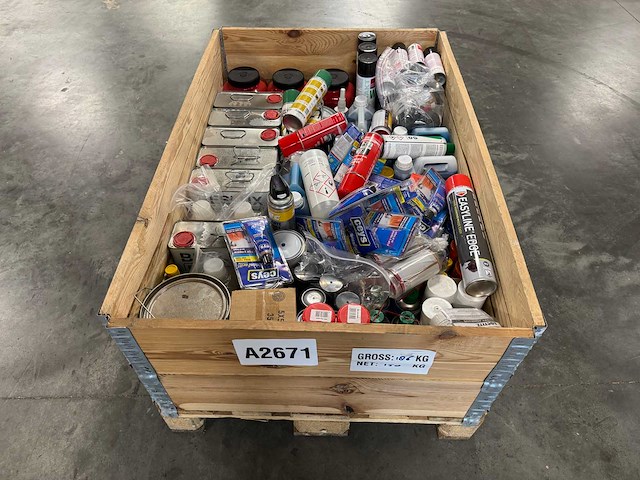 Partij smeermiddelen & werkplaatschemicaliën - lijm/kit, sprays, smeermiddelen & reinigers (150kg) - afbeelding 1 van  7