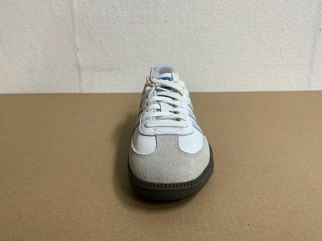 Partij sneakers en werkschoenen - afbeelding 2 van  30