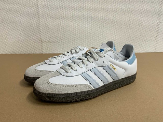 Partij sneakers en werkschoenen - afbeelding 30 van  30