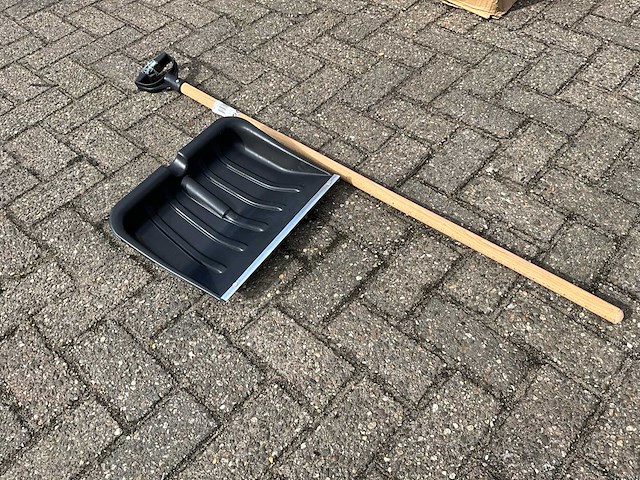 Partij sneeuwschuiver met houten steel - afbeelding 1 van  9