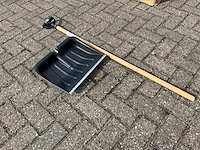 Partij sneeuwschuiver met houten steel - afbeelding 1 van  9