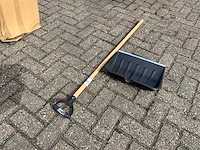 Partij sneeuwschuiver met houten steel - afbeelding 2 van  9
