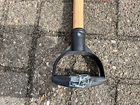 Partij sneeuwschuiver met houten steel - afbeelding 3 van  9