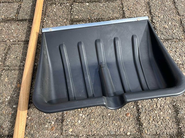 Partij sneeuwschuiver met houten steel - afbeelding 4 van  9