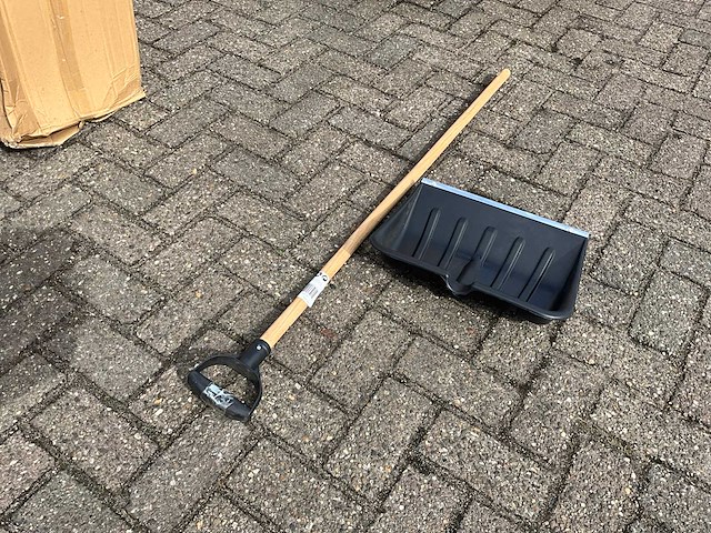 Partij sneeuwschuiver met houten steel - afbeelding 2 van  5