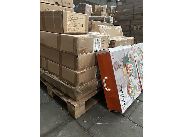 Partij speelgoed w.o. baby walker, kinderfietsen i-wannahave - afbeelding 2 van  8