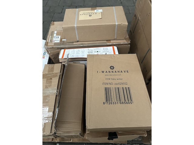 Partij speelgoed w.o. baby walker, kinderfietsen i-wannahave - afbeelding 3 van  8