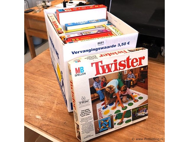 Partij spellen in verhuisdoos - afbeelding 1 van  5