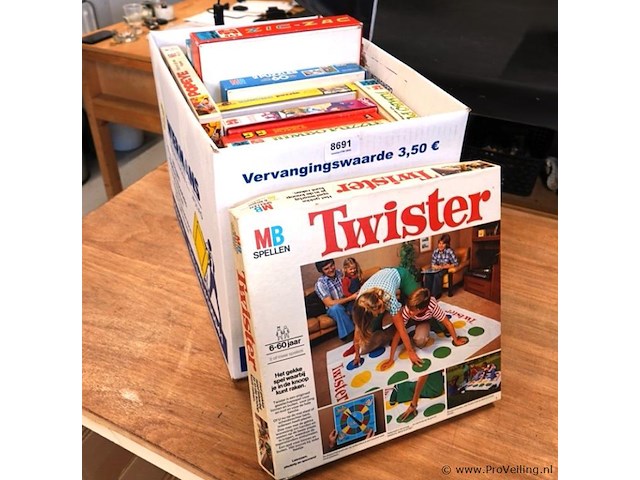 Partij spellen in verhuisdoos - afbeelding 1 van  5