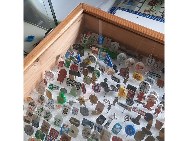 Partij speltjes in wandkast - afbeelding 2 van  13