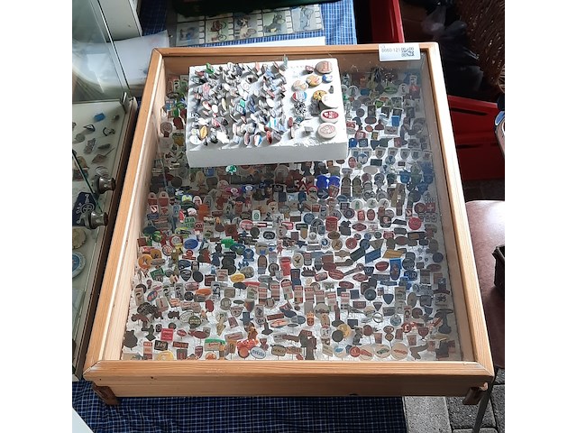 Partij speltjes in wandkast - afbeelding 1 van  13