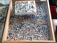 Partij speltjes in wandkast - afbeelding 1 van  13