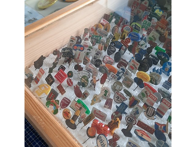 Partij speltjes in wandkast - afbeelding 6 van  13