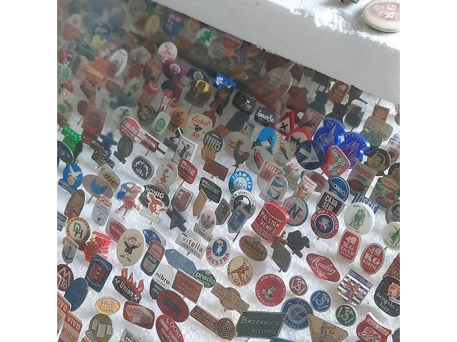 Partij speltjes in wandkast - afbeelding 10 van  13