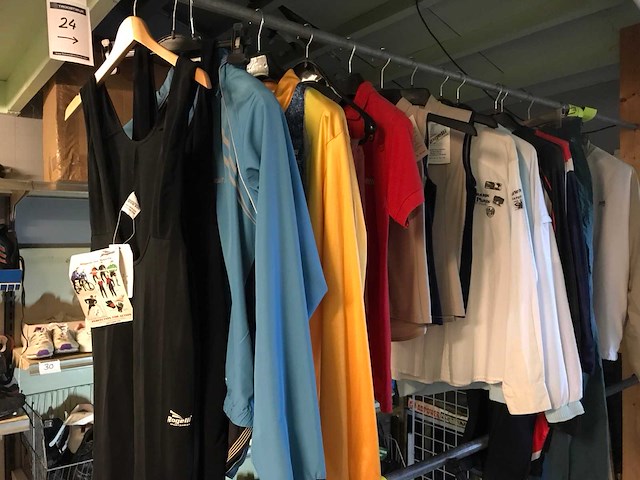 Partij sportkleding - afbeelding 1 van  6