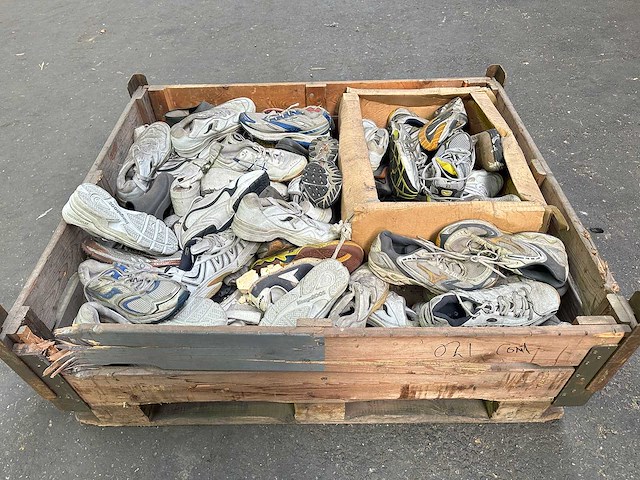 Partij sportschoenen - afbeelding 1 van  4