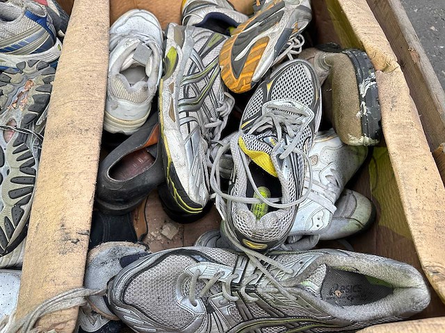 Partij sportschoenen - afbeelding 3 van  4