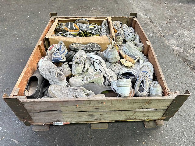 Partij sportschoenen - afbeelding 4 van  4