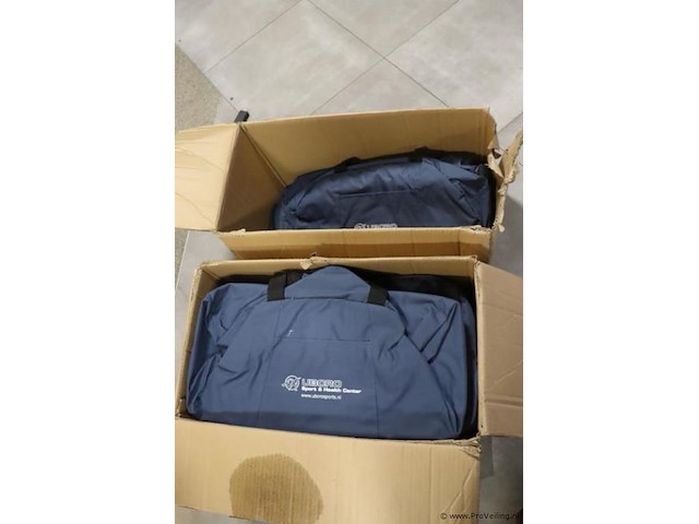 Partij sporttassen met opdruk "ubcro sport & health center" - afbeelding 1 van  4