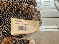 Partij spruce cone naturel 1kg per net (128x) - afbeelding 2 van  4