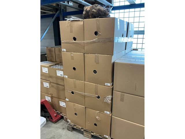 Partij spruce cone naturel 1kg per net (128x) - afbeelding 3 van  4