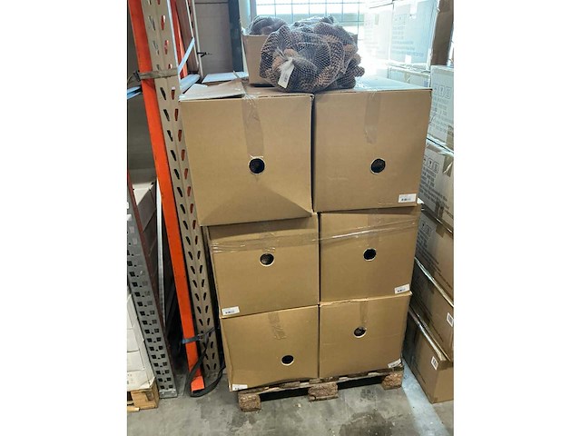 Partij spruce cone naturel 1kg per net (52kg) - afbeelding 2 van  2
