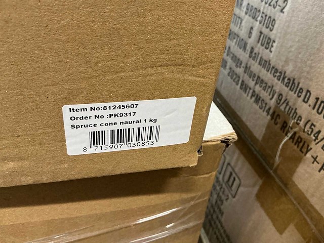 Partij spruce cone naturel 1kg per net (52kg) - afbeelding 1 van  1