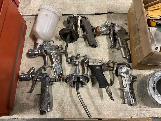 Partij spuitpistolen en schuurmiddelen - afbeelding 1 van  5