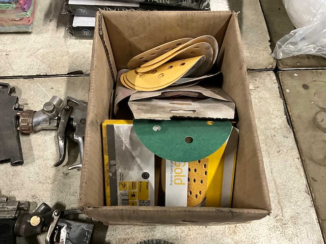 Partij spuitpistolen en schuurmiddelen - afbeelding 3 van  5