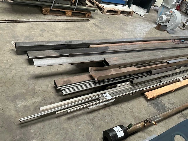 Partij stafmateriaal en restanten - afbeelding 1 van  5