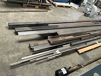 Partij stafmateriaal en restanten - afbeelding 1 van  5