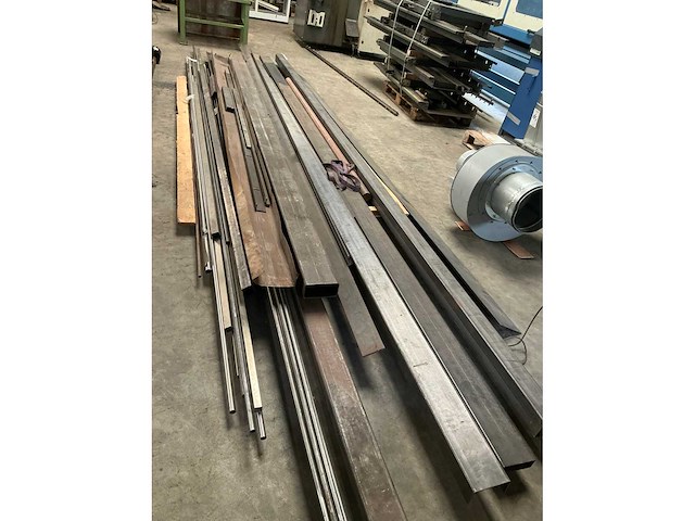 Partij stafmateriaal en restanten - afbeelding 3 van  5