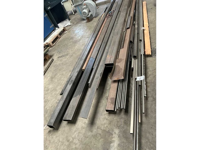 Partij stafmateriaal en restanten - afbeelding 1 van  1