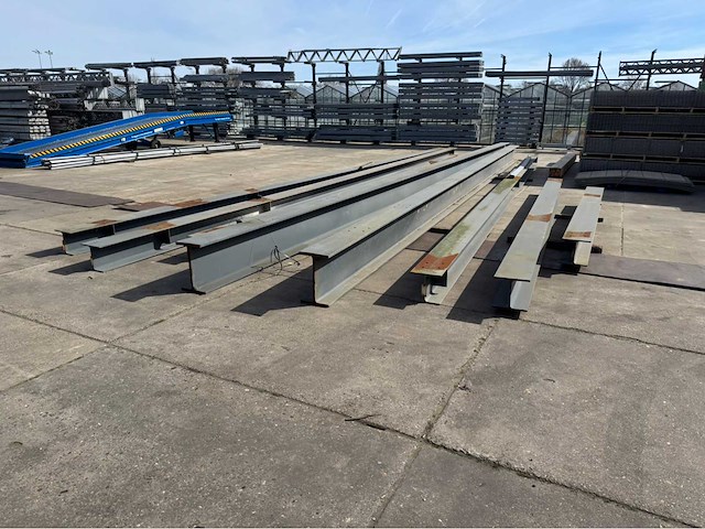 Partij stalen balken - afbeelding 1 van  10