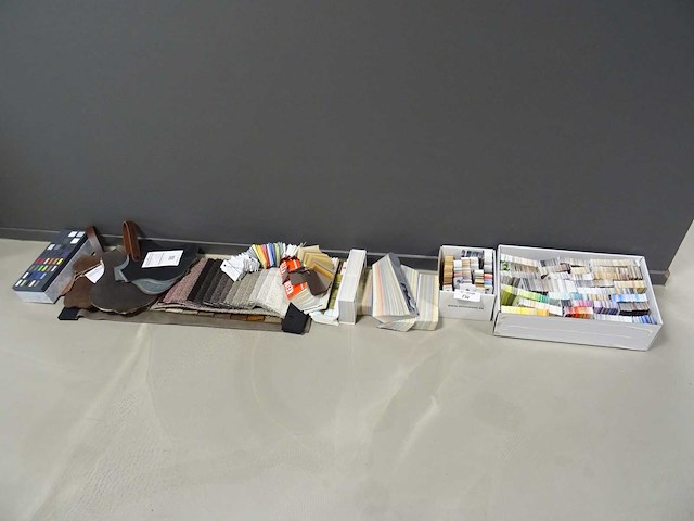 Partij stalen en kleurwaaiers - afbeelding 1 van  4