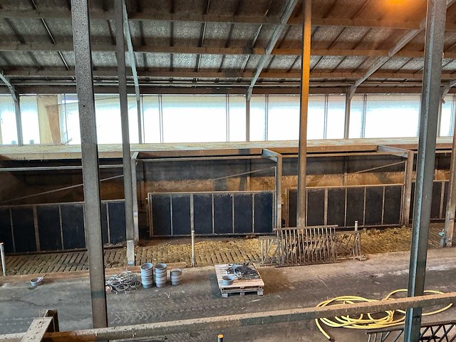 Partij stalinrichting – 6 poorten met draagconstructie en houten vloer - afbeelding 2 van  5