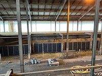 Partij stalinrichting – 6 poorten met draagconstructie en houten vloer - afbeelding 2 van  5