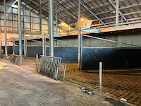 Partij stalinrichting – 6 poorten met draagconstructie en houten vloer - afbeelding 3 van  5