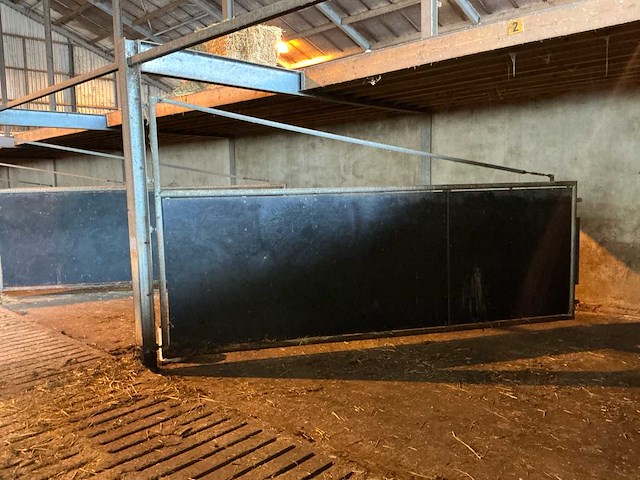 Partij stalinrichting – 6 poorten met draagconstructie en houten vloer - afbeelding 4 van  5
