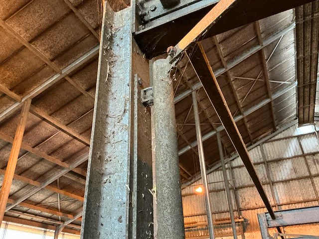 Partij stalinrichting – 6 poorten met draagconstructie en houten vloer - afbeelding 5 van  5