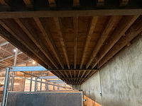 Partij stalinrichting – 6 poorten met draagconstructie en houten vloer - afbeelding 5 van  11