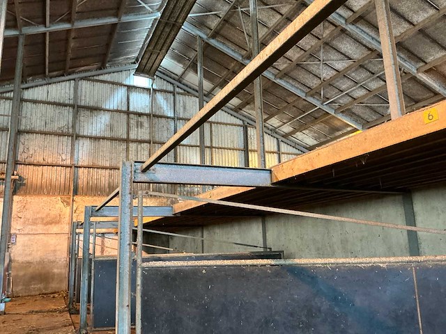 Partij stalinrichting – 6 poorten met draagconstructie en houten vloer - afbeelding 6 van  11