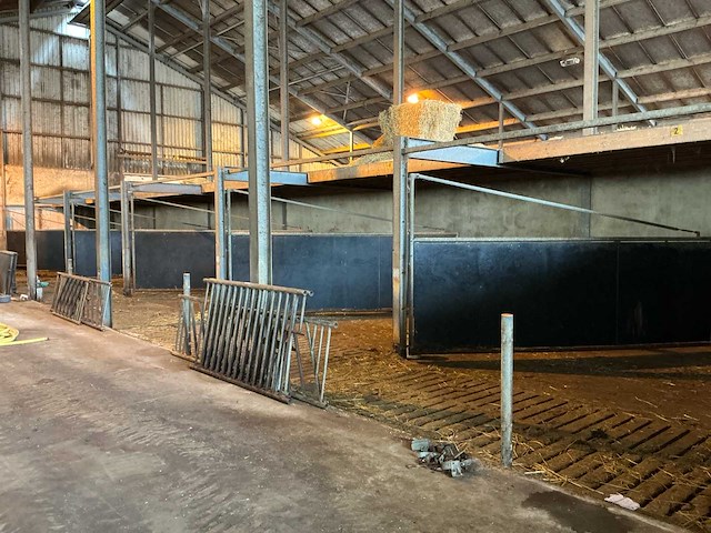 Partij stalinrichting – 6 poorten met draagconstructie en houten vloer - afbeelding 1 van  11